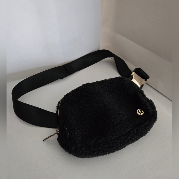 black sherpa belt bag lululemon Everywhere *Fleece *Plush *Mesh *Corduroy Lululemon Sherpa Belt Bag